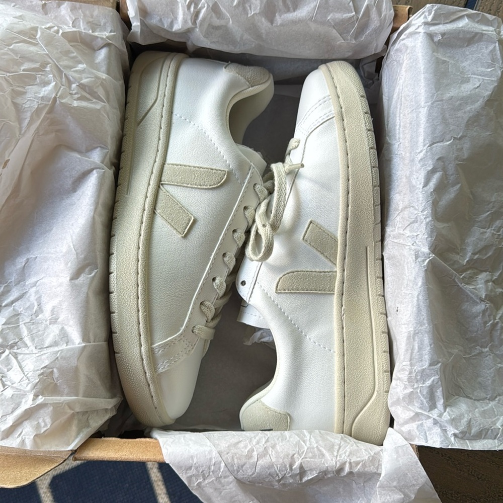 VEJA sneakers BNIB - Picture 4 of 9